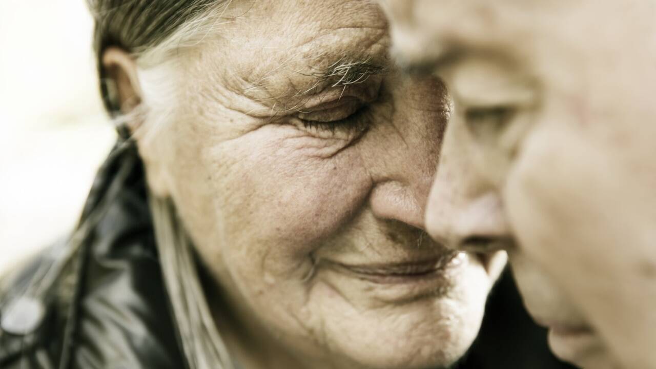 Die Pflege demenzkranker Angehöriger zu Hause ist eine große Herausforderung. Die Pflege demenzkranker Angehöriger zu Hause ist eine große Herausforderung.