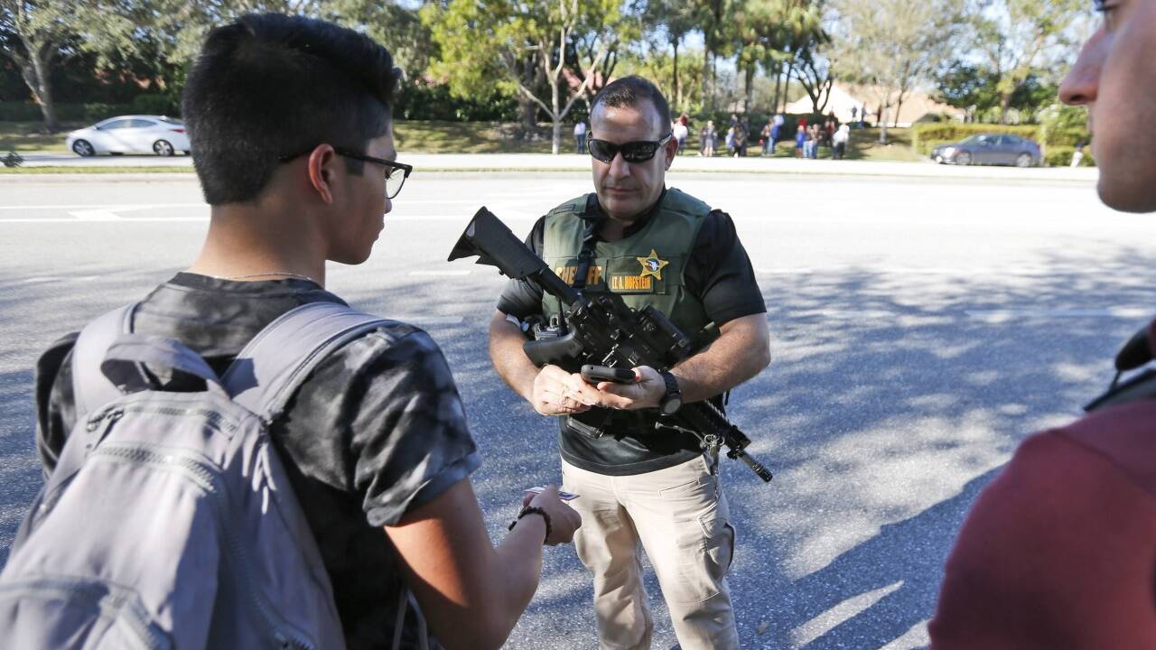 Einsatzkräfte im Gespräch mit Studenten der Marjory Stoneman Douglas High School. 