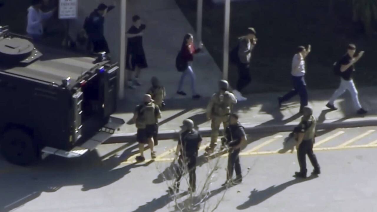 Einsatzkräfte im Gespräch mit Studenten der Marjory Stoneman Douglas High School. 