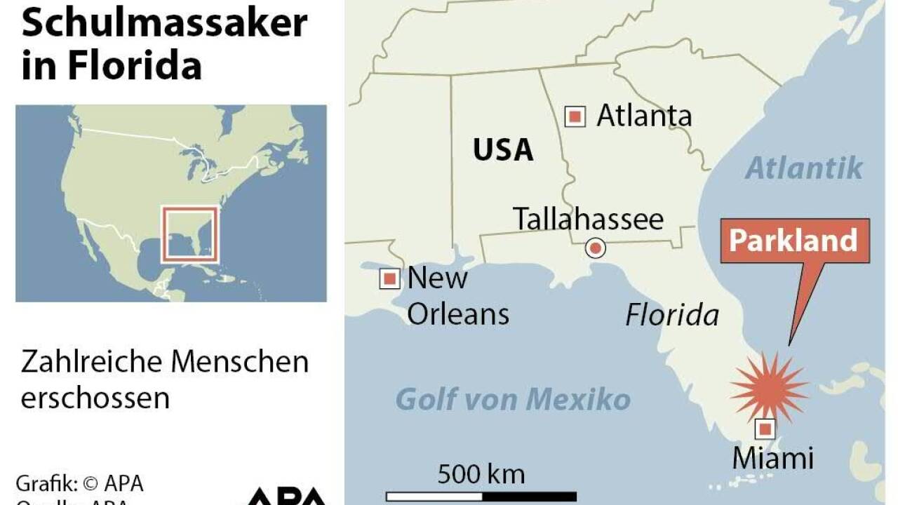 Einsatzkräfte im Gespräch mit Studenten der Marjory Stoneman Douglas High School. 