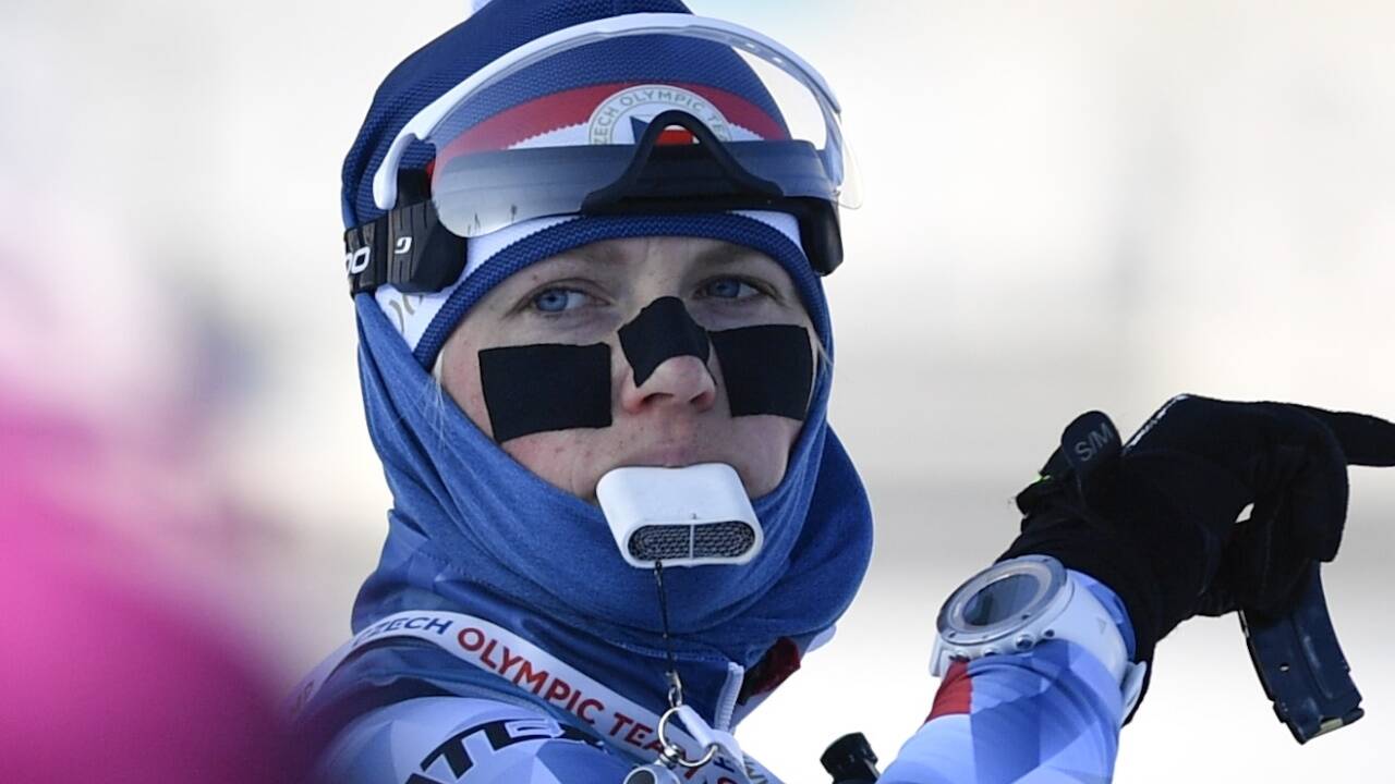 Biathletin Lucie Charvátová hat einen Atemwärmer im Mund und Wärmepflaster im Gesicht – zum Schutz vor der Kälte in Südkorea.  