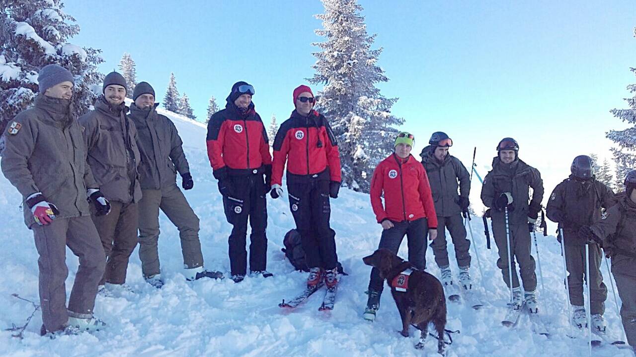 Vertreter des Bundesheeres und der Lawinensuchhundestaffel mit ihren speziell aufgebildeten Vierbeinern übten auf dem Hochkönig. 