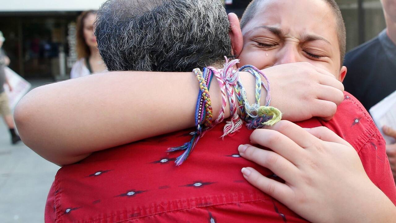 Emma Gonzalez umarmt ihren Vater Jose. 