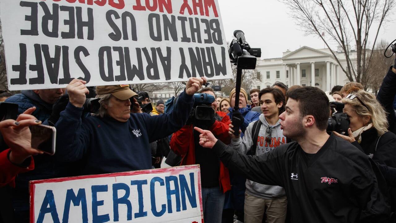 Heftige Kontroversen bei der Anti-Waffen-Demo vor dem Weißen Haus in Washington. 