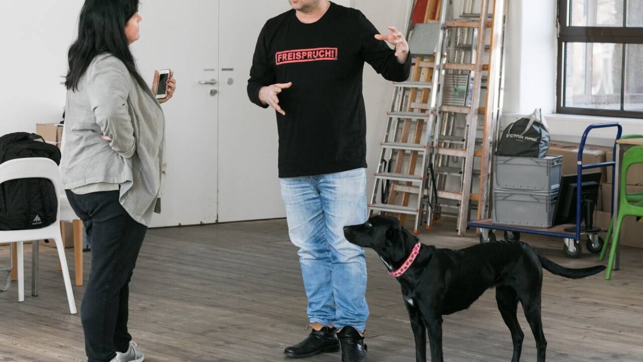 Wie verstehe ich meinen Hund? Martin Rütter, Deutschlands erfolgreichster Hundetrainer, gibt Redakteurin Susanna Berger (mit Hündin Juli) Nachhilfe.  