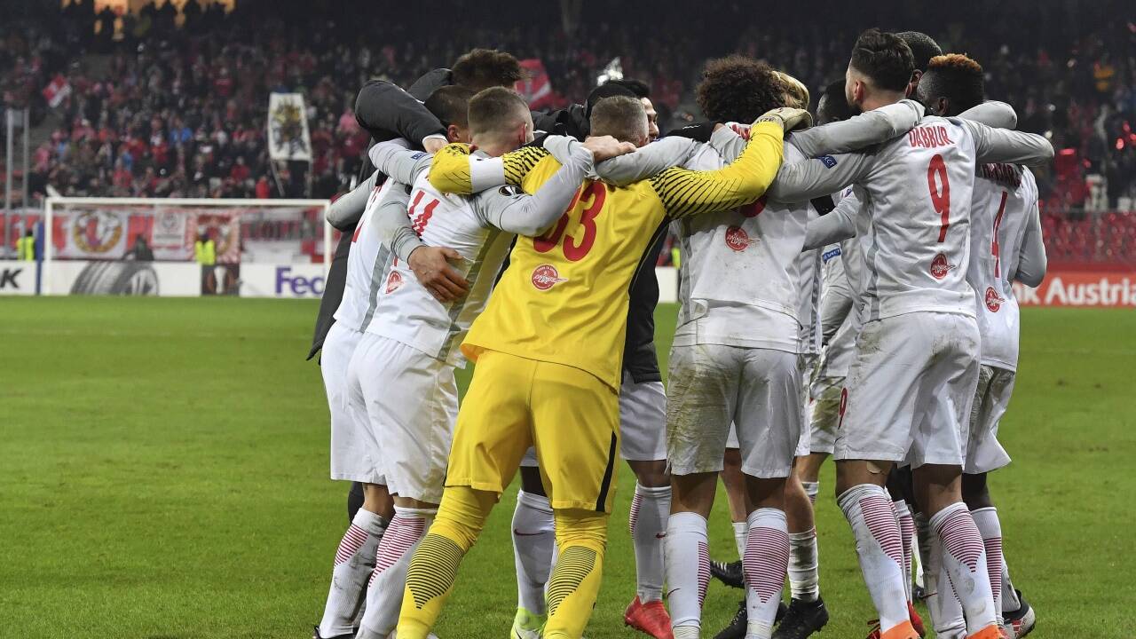 Hüpfen, hüpfen, hüpfen: Nach dem 2:1-Sieg formierte sich ein menschlicher Kreisel. 