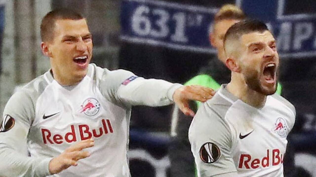 Valon Berisha (r.) nach seinem Tor zum 2:1, Stefan Lainer jubelt mit. 