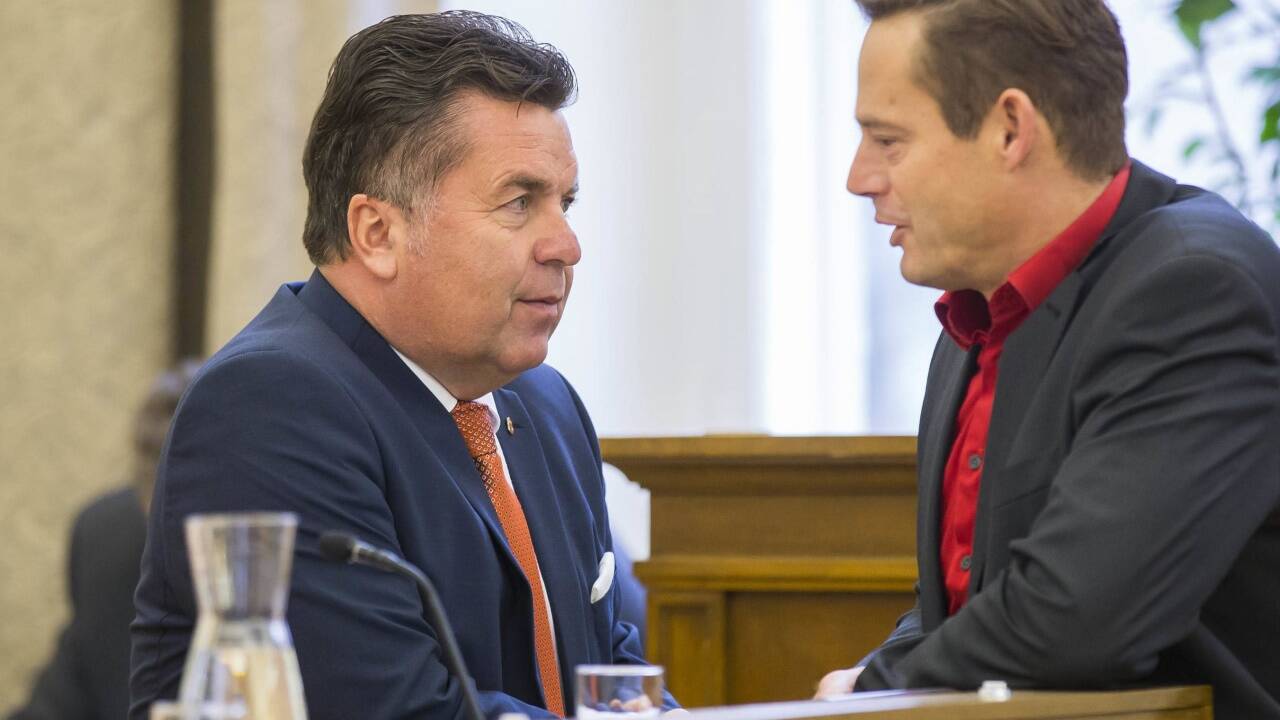 Hans Mayr und Otto Konrad versuchen, wieder in den Klub von Helmut Naderer zu kommen und haben zu einer Klubsitzung eingeladen.  