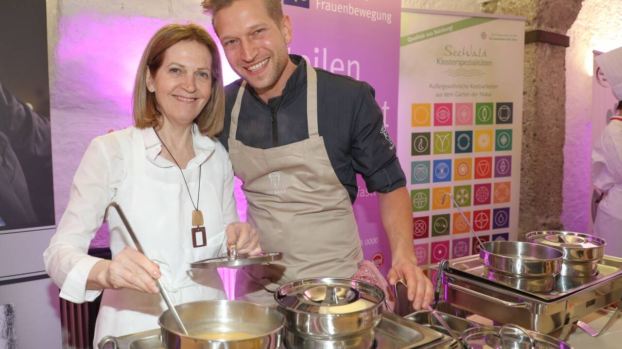 Haubenköchin Johanna Maier und Sohn Didi kochten Suppe für rund 250 Personen.  