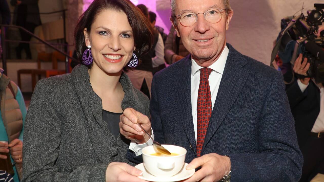 Auch den Politikern schmeckte es: Staatssekretärin Karoline Edtstadler und Landeshauptmann Wilfried Haslauer genossen die Suppe.  