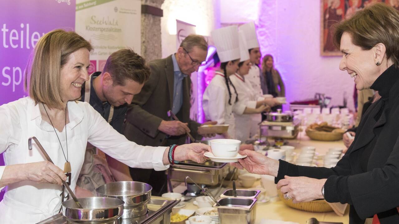 Haubenköchin Johanna Maier und Sohn Didi kochten Suppe für rund 250 Personen.  