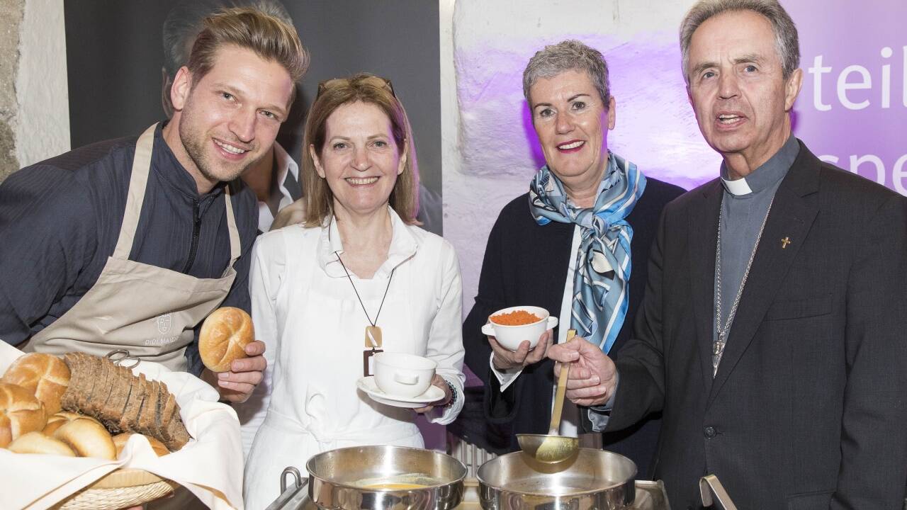 Didi und Johanna Maier mit Diözesanleiterin Friederike Flesch und Weihbischof Hansjörg Hofer. 