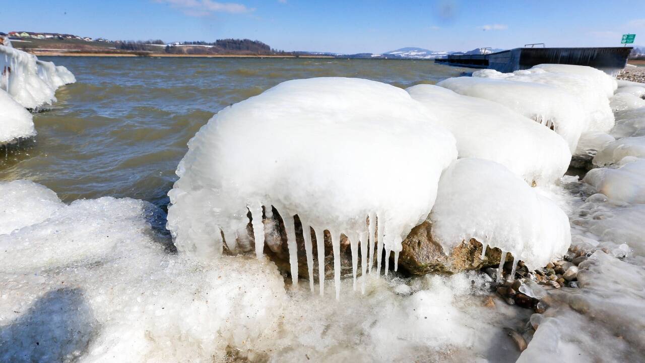 SN–Fotograf Robert Ratzer hat dieses Eiskunstwerk am Wallersee gefunden.  