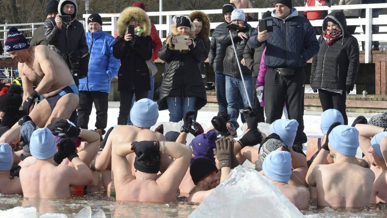 Hier baden die Widerständigen: Das sind Eisschwimmer in Polen, die auch bei minus 16 Grad noch ins Wasser gehen.  