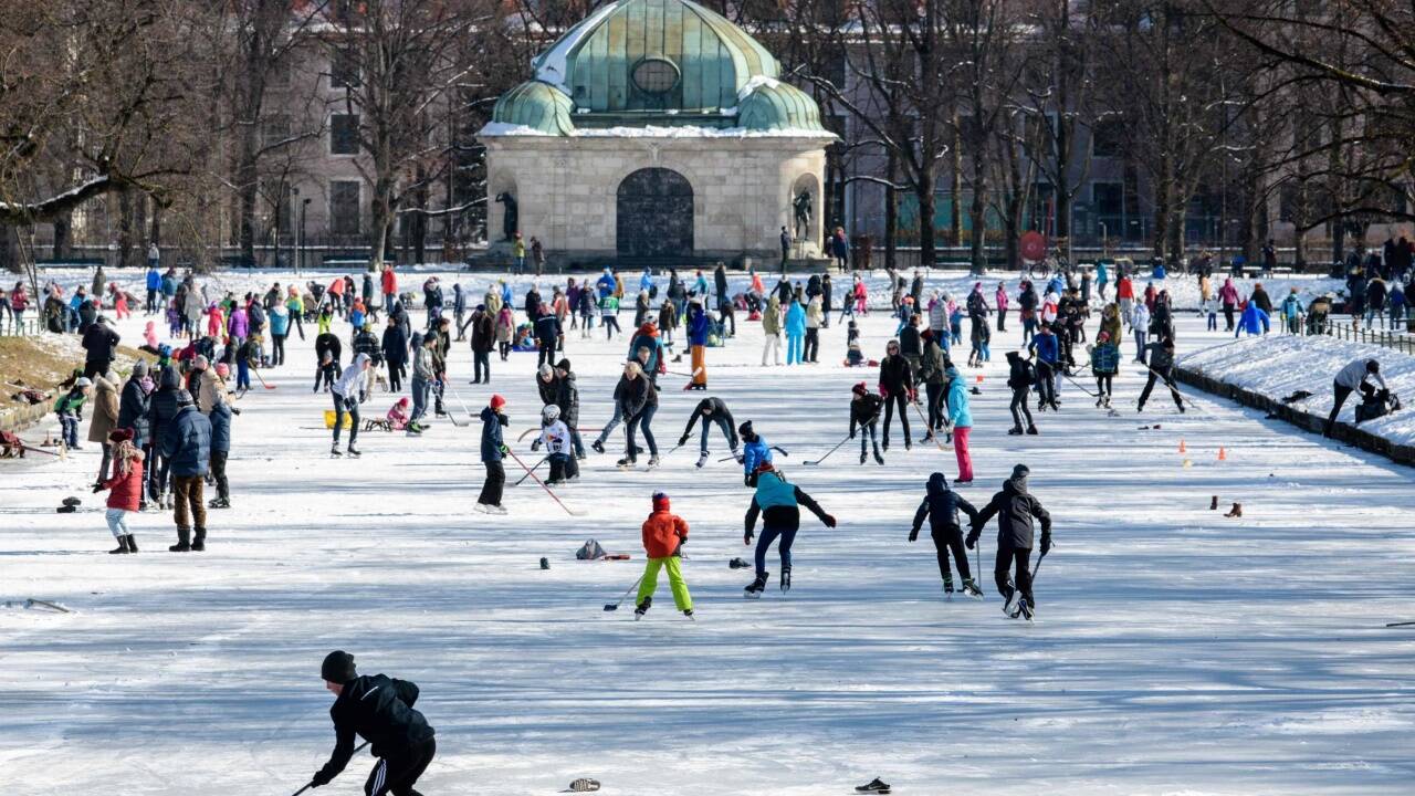 Spaß hatten am Sonntag die Münchner auf dem zugefrorenen Kanal beim Schloss Nymphenburg.  