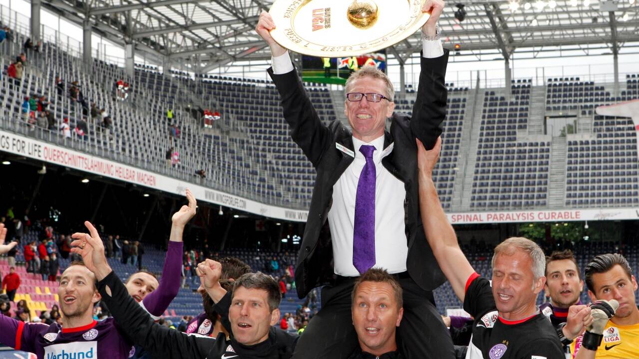 In der Red-Bull-Arena jubelte Peter Stöger mit dem Meisterteller. Das fand Salzburg unangebracht.  
