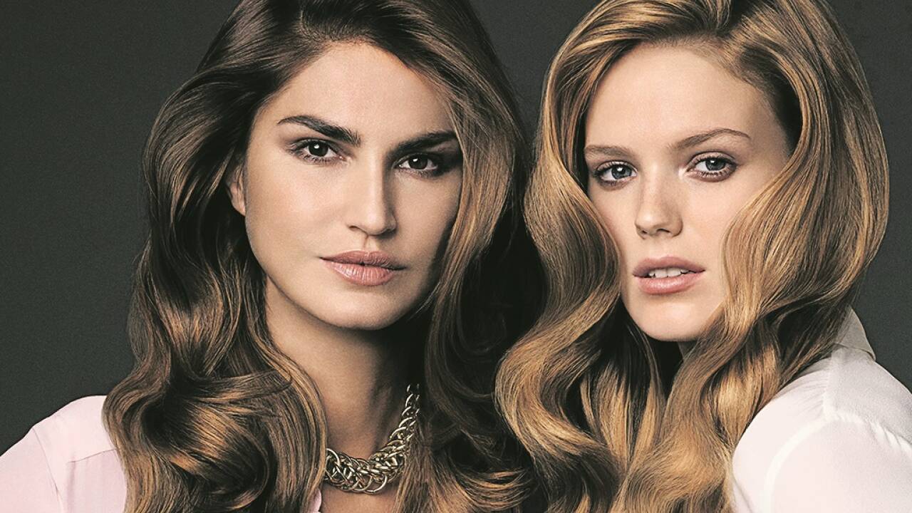 Keratin gilt als Heilmittel gegen krauses Haar. Eine Behandlung beim Friseur kann bis zu 3 Stunden dauern. 