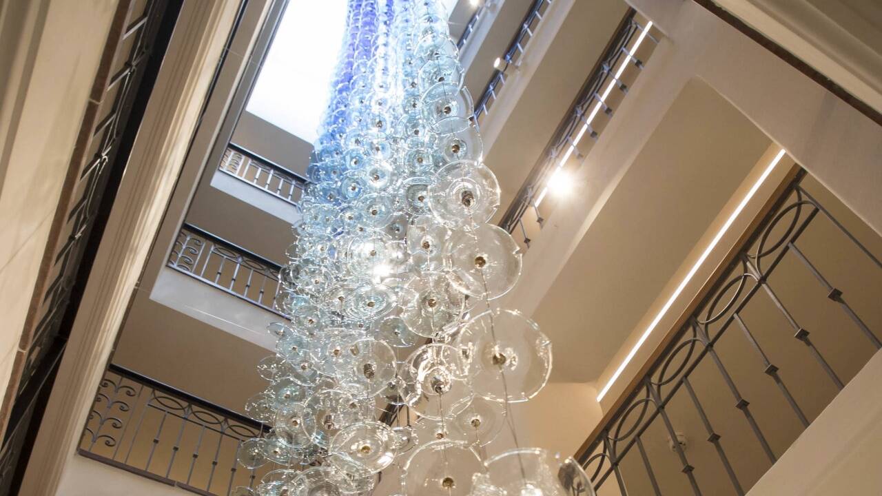 Im gesamten Hotel Stein sind diverse Glaselemente der venezianischen Glasmanufaktur Barovier & Toso zu finden, die dem Hoteleigentümer Rinaldo Invernizzi gehört. 
