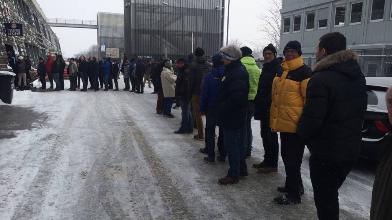 Lange Warteschlangen: Ticketkäufer vor der Red Bull Arena am Dienstagvormittag. 