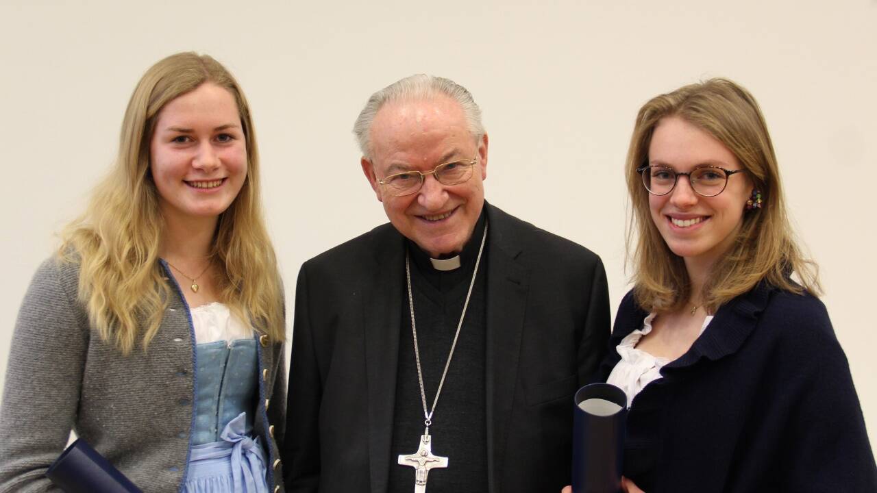 Alt-Erzbischof Alois Kothgasser überreichte den nach ihm benannten Preis heuer an Katharina Knaust (rechts) und Helena Inama. 