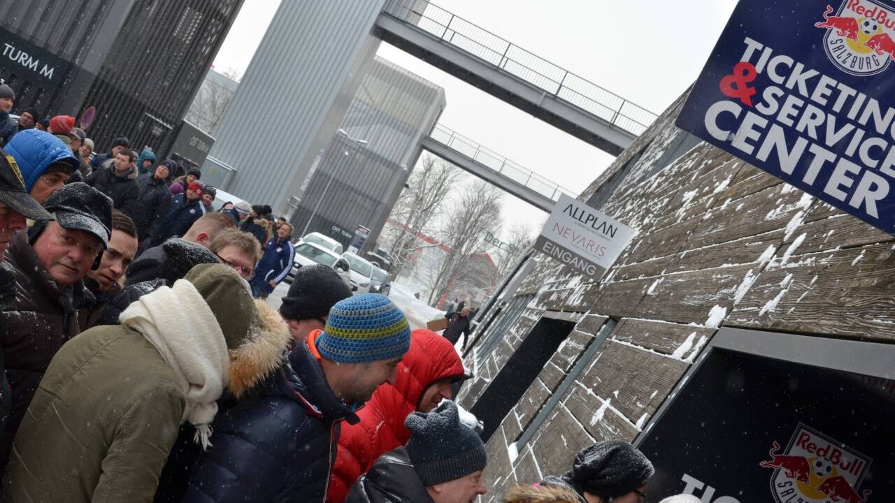 Lange Warteschlangen: Ticketkäufer vor der Red Bull Arena am Dienstagvormittag – wer der Kälte nicht trotzt, hat den Fußball nie geliebt. 
