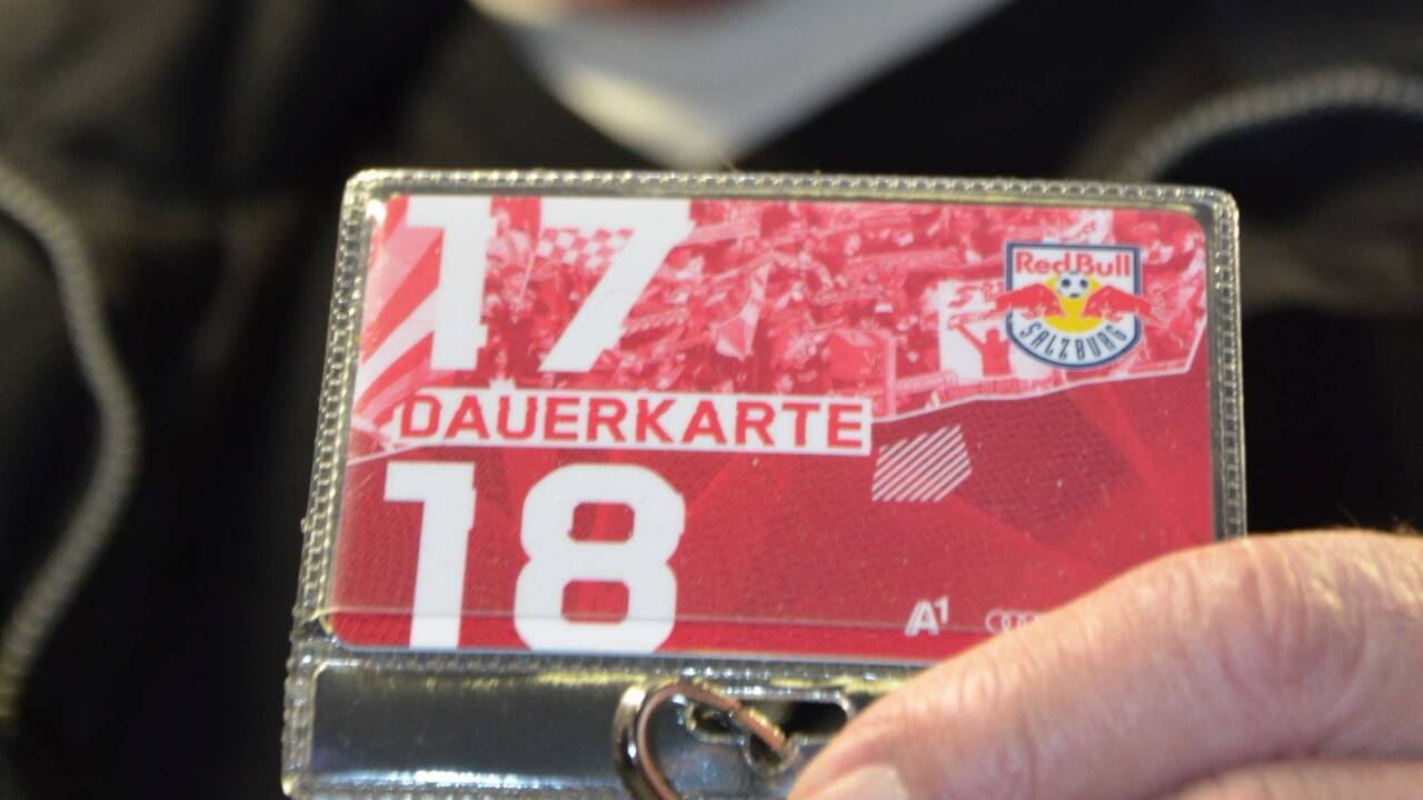 Die Dauerkarte ist vorerst der Schlüssel zu Tickets für das Dortmund-Spiel. 