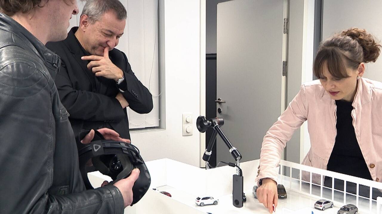 Die Virtual-Reality-Technologie wird am Zentrum für Human-Computer-Interaction eingesetzt. Im Bild v. l. HCI-Mitarbeiter Martin Murer, HCI-Leiter Manfred Tscheligi und Landesrätin Martina Berthold (Grüne). 
