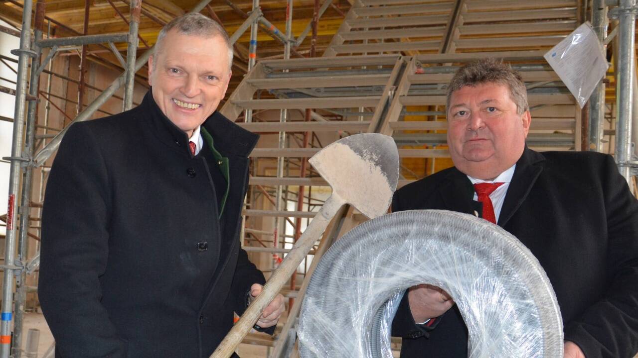 Landtagspräsident Josef Schöchl und Landtagsdirektor Wolfgang Kirchtag beim Baustellenrundgang im Chiemseehof.  
