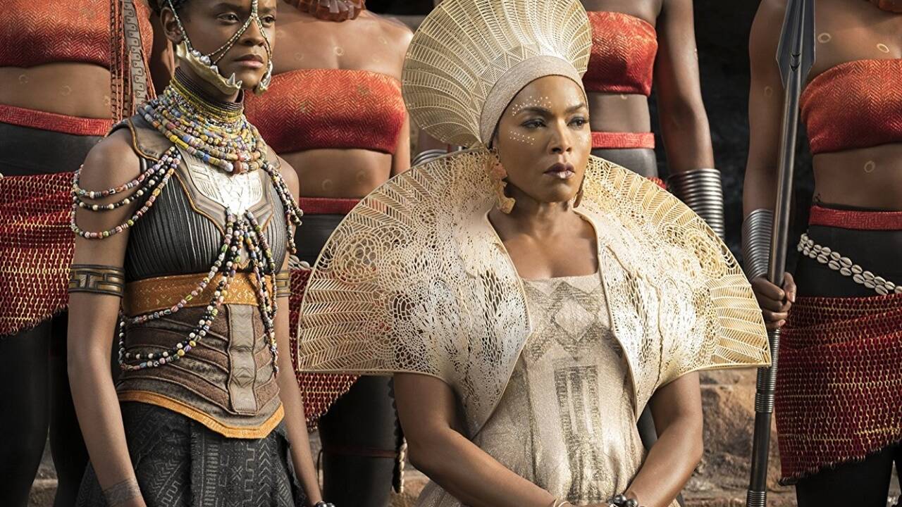 Die Krone und der Mantel von Königin Ramonda (Angela Bassett) stammen von der Salzburger Designerin Julia Körner. Die Krone und der Mantel von Königin Ramonda (Angela Bassett) stammen von der Salzburger Designerin Julia Körner.