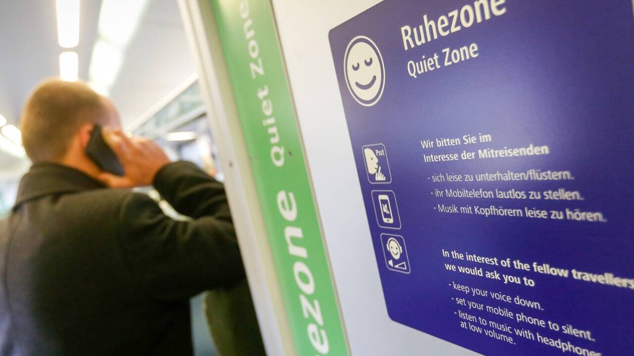 In ÖBB-Zügen kann ein lautstarkes Telefonat in ausgewiesenen Ruhezonen sogar 40 Euro Strafgeld kosten. In ÖBB-Zügen kann ein lautstarkes Telefonat in ausgewiesenen Ruhezonen sogar 40 Euro Strafgeld kosten.