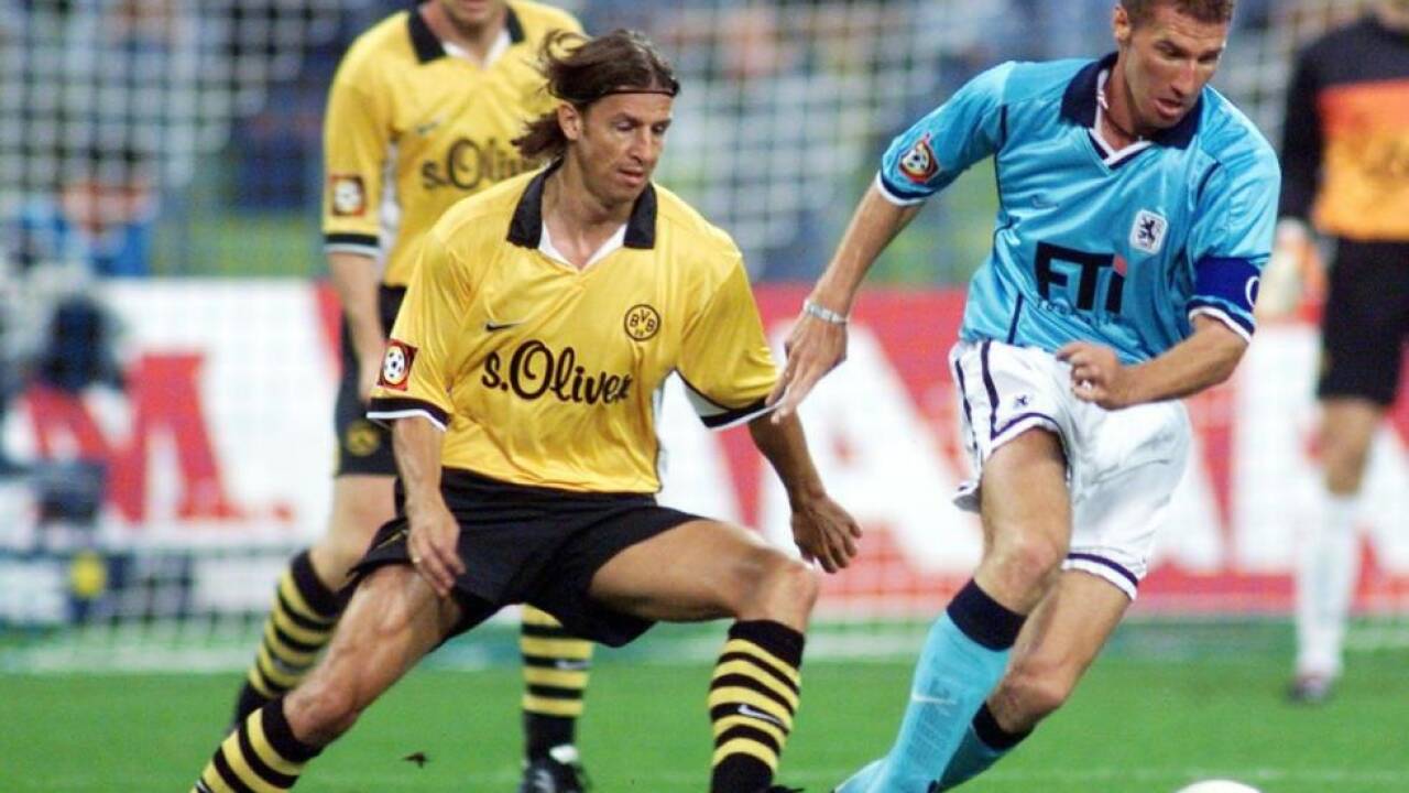 Wolfgang Feiersinger (l.) am 17. September 1999 während des Spiels Borussia Dortmund gegen TSV 1860 München.Wolfgang Feiersinger traut Fußball-Meister Salzburg im Europa-League-Achtelfinale gegen Borussia Dortmund eine Überraschung zu.  