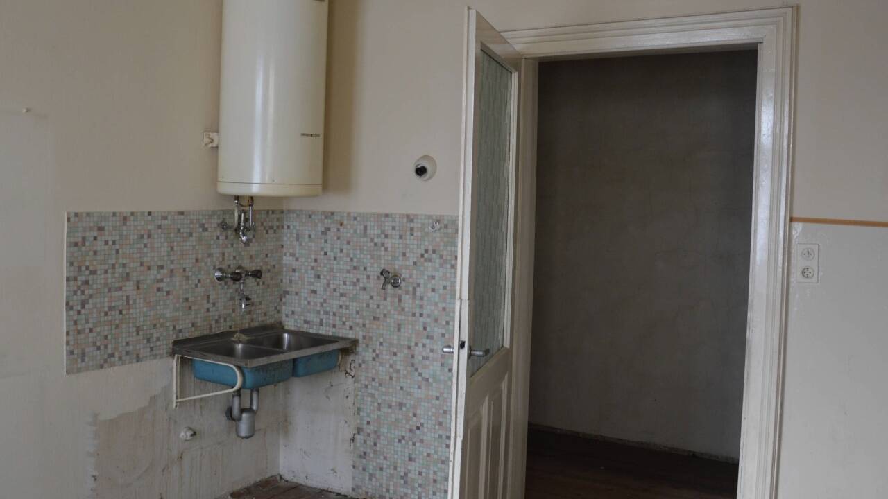 Waschbecken und Boiler. 