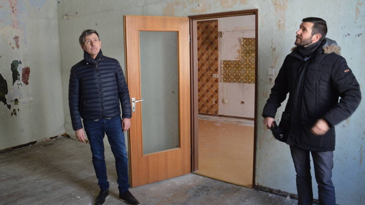 KgL-Chef Johann Steckenbauer und Patrick Pfeifenberger, Büroleiter von Vizebgm. Anja Hagenauer, beim Lokalaugenschein in den auf die Sanierung wartenden, desolaten Wohnungen in der Linzer Gasse 72. 