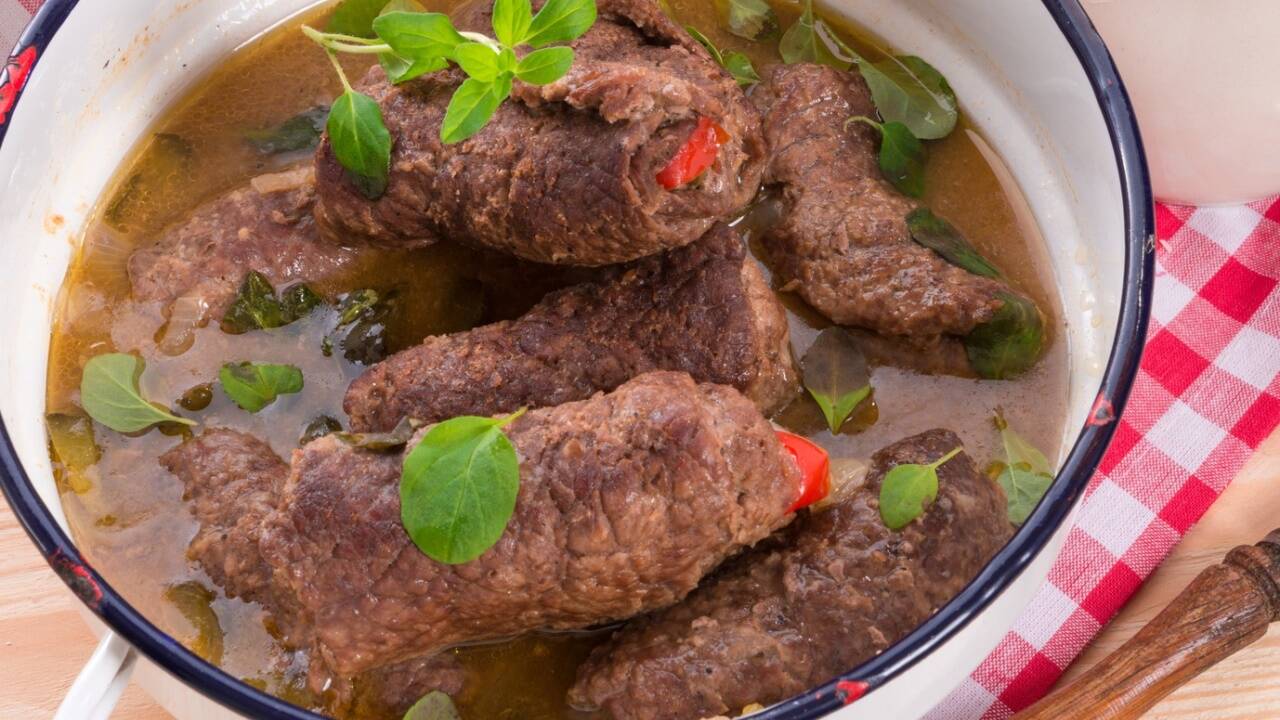 Hugo Lucian inmitten seiner Herde von Hochlandrindern. Diese Tiere leben hoch über Obertrum wie im Paradies. Aber auch sie müssen es eines Tages verlassen.  Hugo Lucian inmitten seiner Herde von Hochlandrindern. Diese Tiere leben hoch über Obertrum wie im Paradies. Aber auch sie müssen es eines Tages verlassen.