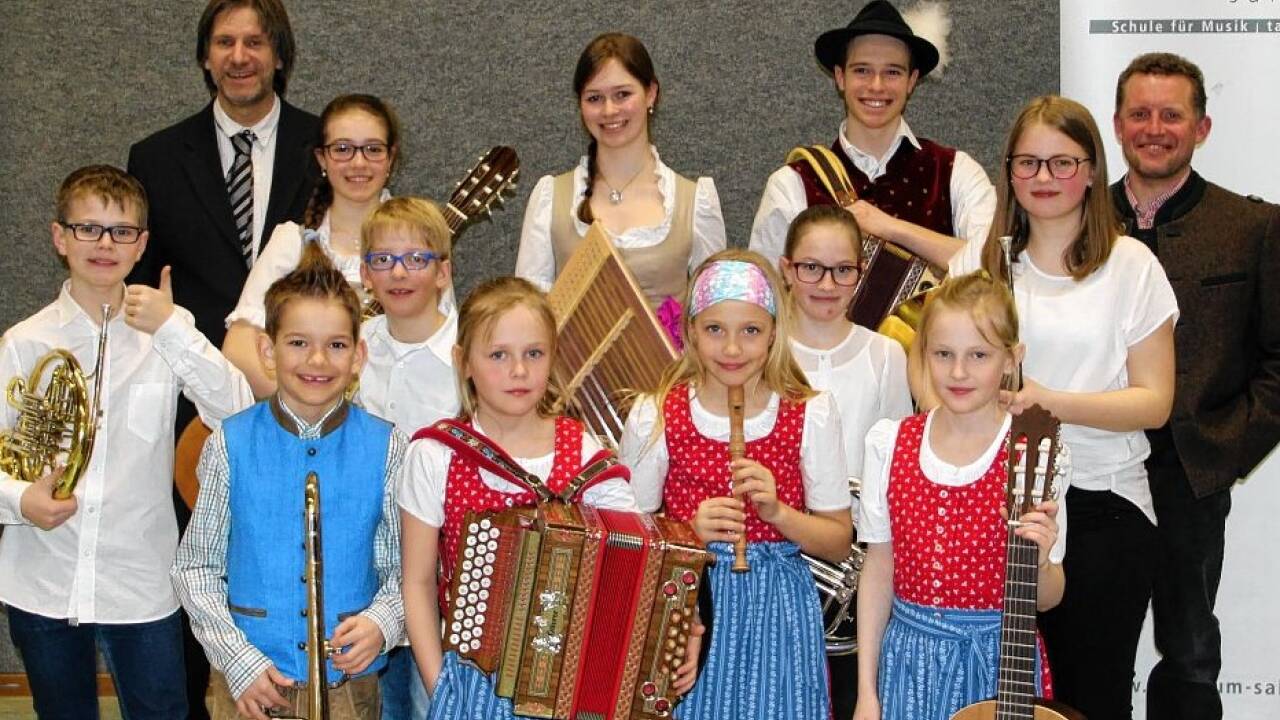 Die heurigen „prima la musica“-Preisträger des Musikums Kuchl mit Direktor Eberhard Staiger (l.) und Lehrer Josef Moisl. 