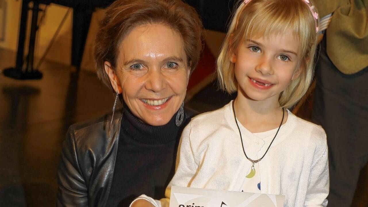 Lena Farkas (im Bild mit Landesrätin Brigitta Pallauf) vom Musikum Hallein erhielt einen ersten Preis mit Auszeichnung. 