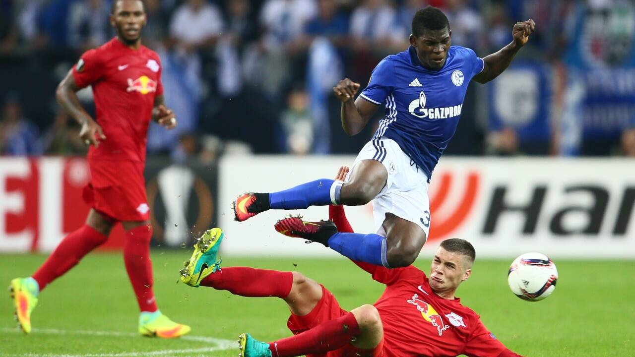Schalke gegen Red Bull Salzburg 2017: Duje Caleta-Car stoppt Breel Embolo. 