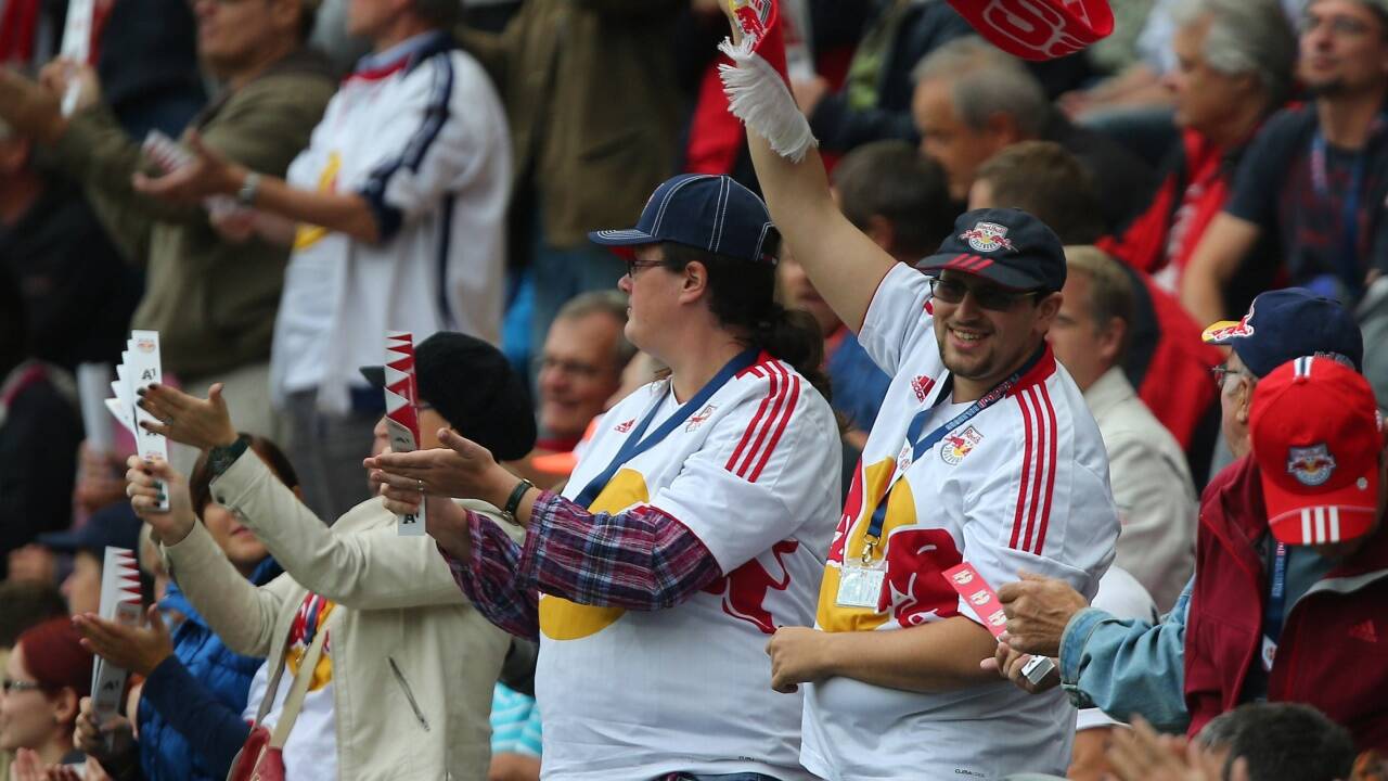 2000 Bullen-Fans unterstützen die Salzburger im Signal-Iduna-Park in Dortmund. 