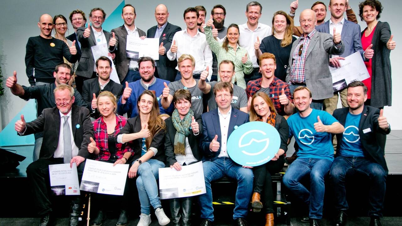 Im Bild die Gewinner der Sonderpreise und alle Start-ups, die ihre Geschäftsmodelle prä-sentierten.  