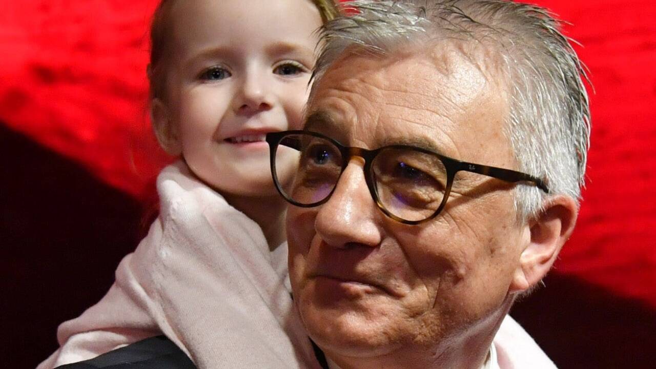 Walter Steidl mit seiner Enkelin Mia huckepack.  