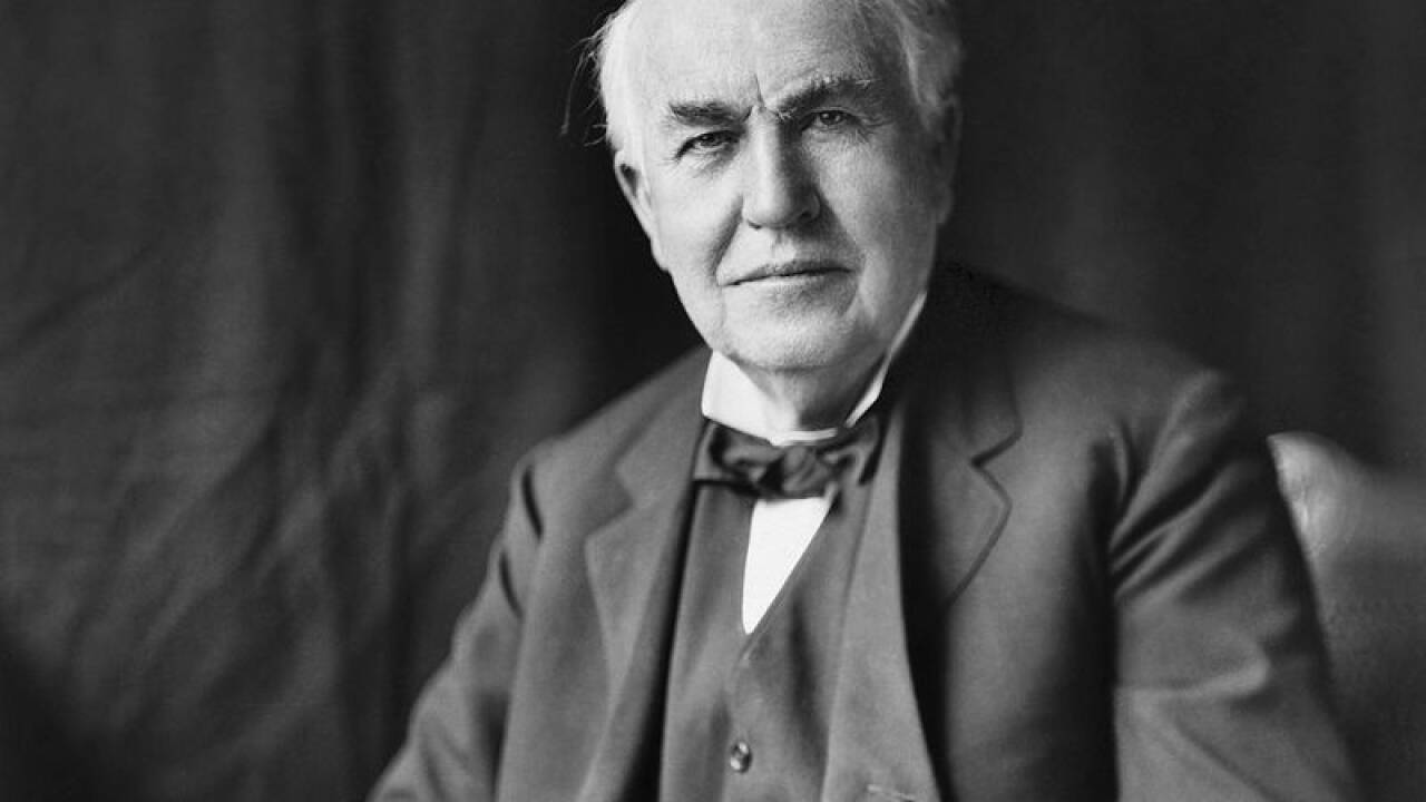 <strong>1878:</strong> Thomas Alva Edison führt der Pariser Akademie der Wissenschaften seine „Sprechmaschine“ (Phonograph) vor.  <strong>1878:</strong> Thomas Alva Edison führt der Pariser Akademie der Wissenschaften seine „Sprechmaschine“ (Phonograph) vor.
