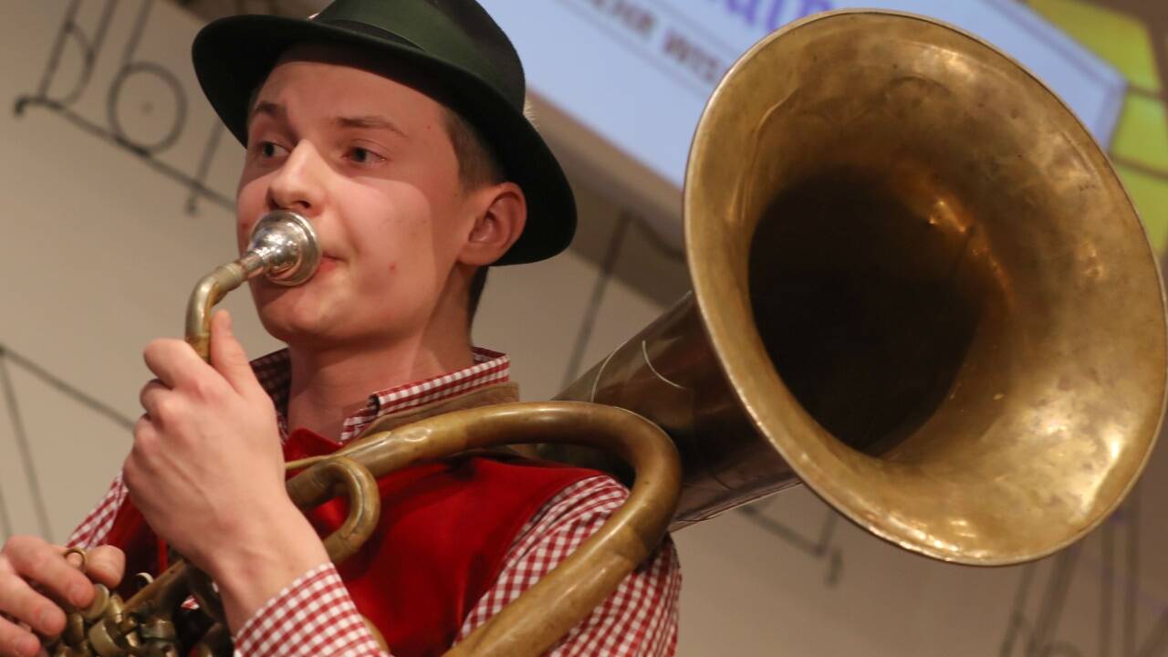 Franz Josef von der Familienmusik Plainer aus Lengau auf seinem Helikon.  