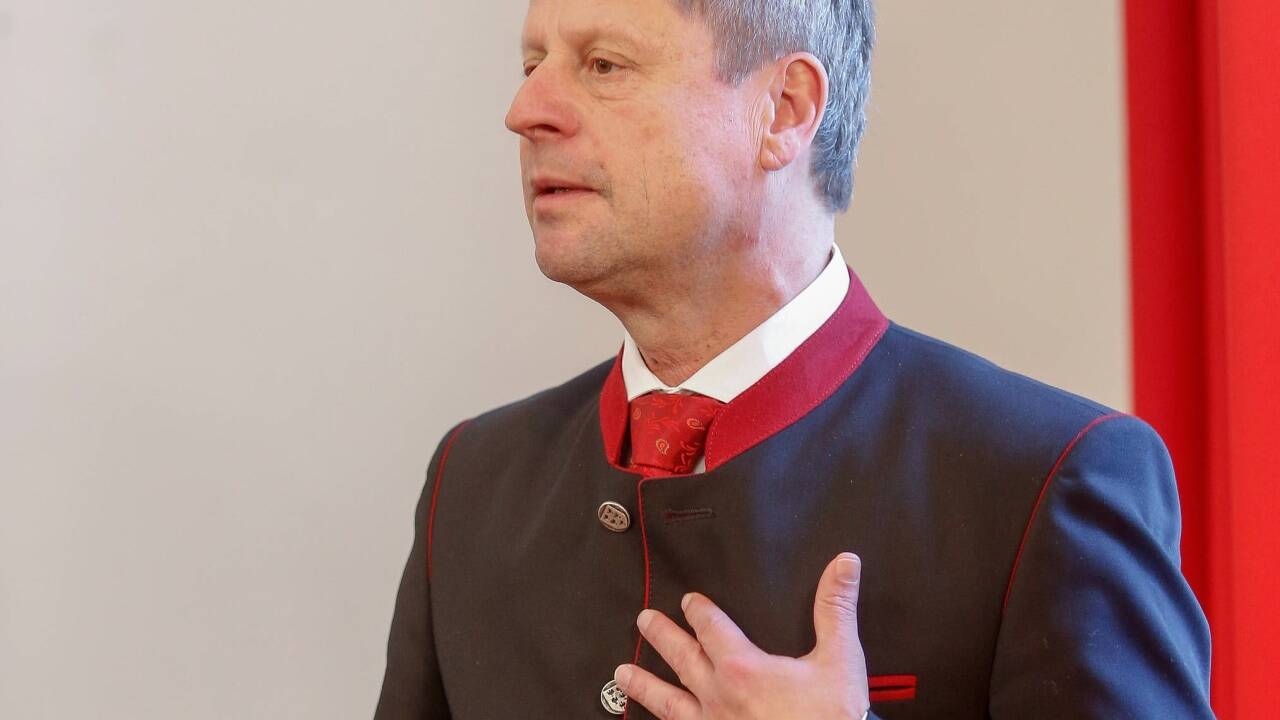 Hand auf’s Herz – Helmut Naderer als Landtagsabgeordneter am 20. Dezember 2017. 