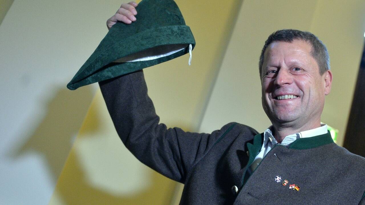 Ende 2015 flog Naderer dann auch noch aus der Regierung mit dem Team Stronach. Er stellte sich gern als Robin Hood dar.  