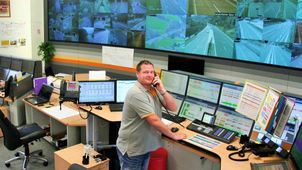 Zwei Operatoren überwachen die Salzburger Autobahnen