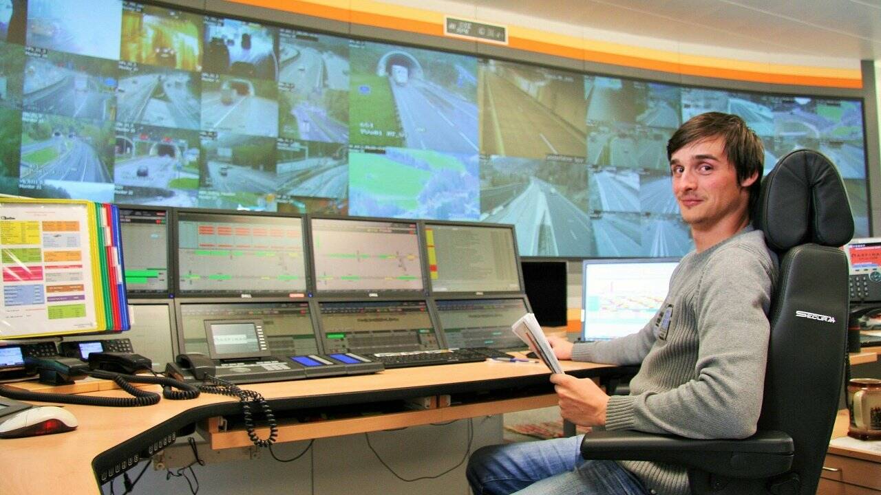Zwei Operatoren überwachen die Salzburger Autobahnen