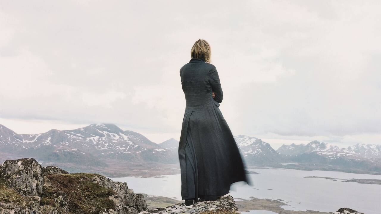 Caspar David Friedrich? Nein, Elina Brotherus schaut wie „Der Wanderer“ auf die Welt. 