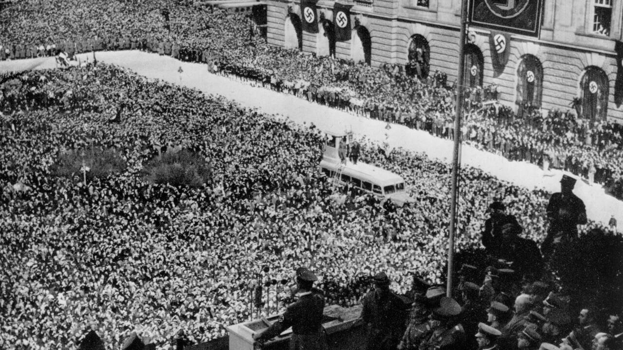 Zehntausende Menschen verfolgten am 15. März 1938 Adolf Hitlers Rede auf dem Heldenplatz und jubelten ihm frenetisch zu. 