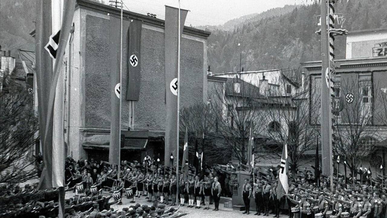 <strong>Nach dem Anschluss</strong> kam die Gleichschaltung: Am 1. Mai 1939 wurde auf dem Bayrhamerplatz die Hitlerjugend vereidigt. Der Feiertag der sozialistischen Bewegung sollte so vergessen gemacht werden.  