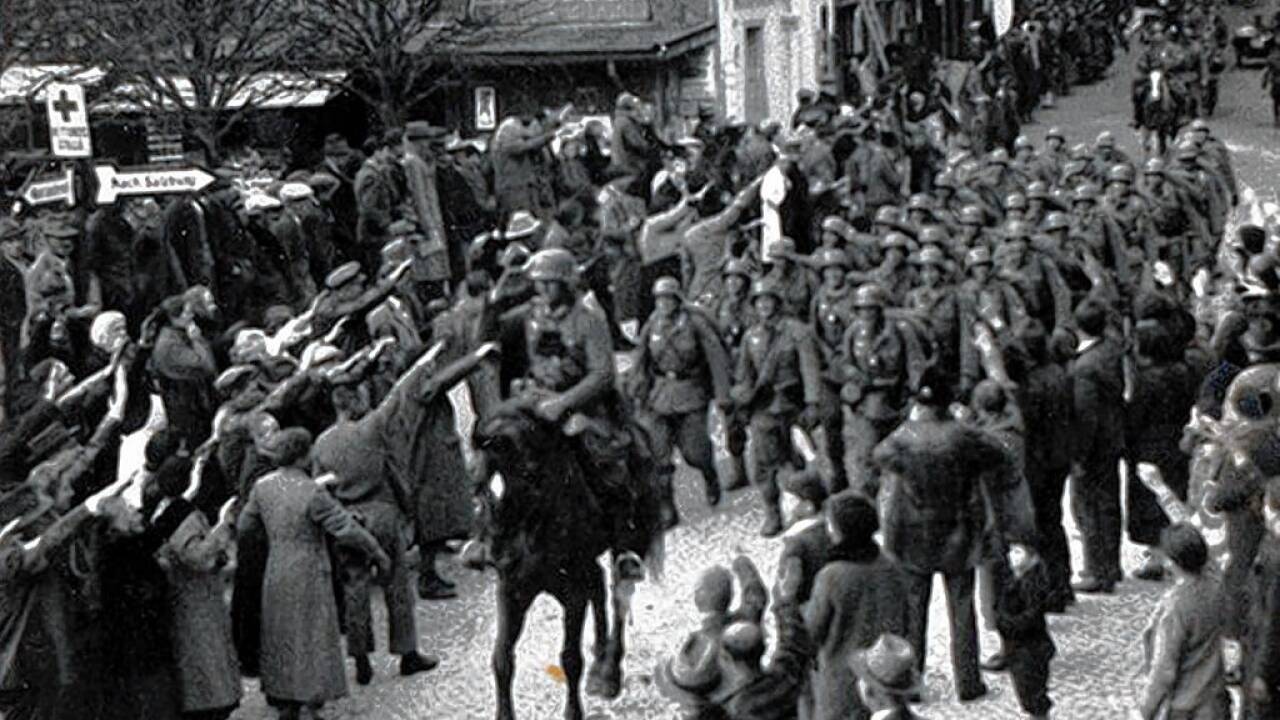 Über die Dürrnbergstraße und den Oberen Markt marschieren deutsche Gebirgsjäger am 12. März in Hallein ein, angeführt von „Hitlers Lieblingssoldat“, Oberst Eduard Dietl. 